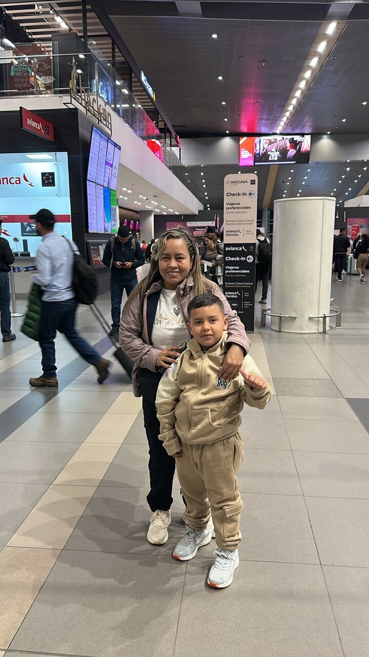 Lucenis y Angel, clientes de Turisto Colombia, en el aeropuerto rumbo a Varsovia