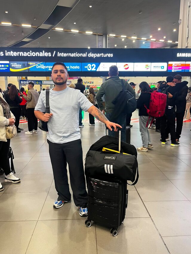 Cliente de Turisto Colombia en el aeropuerto con su equipaje