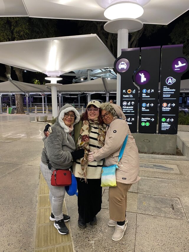 Clientas de Turisto Colombia reencontrándose en el aeropuerto