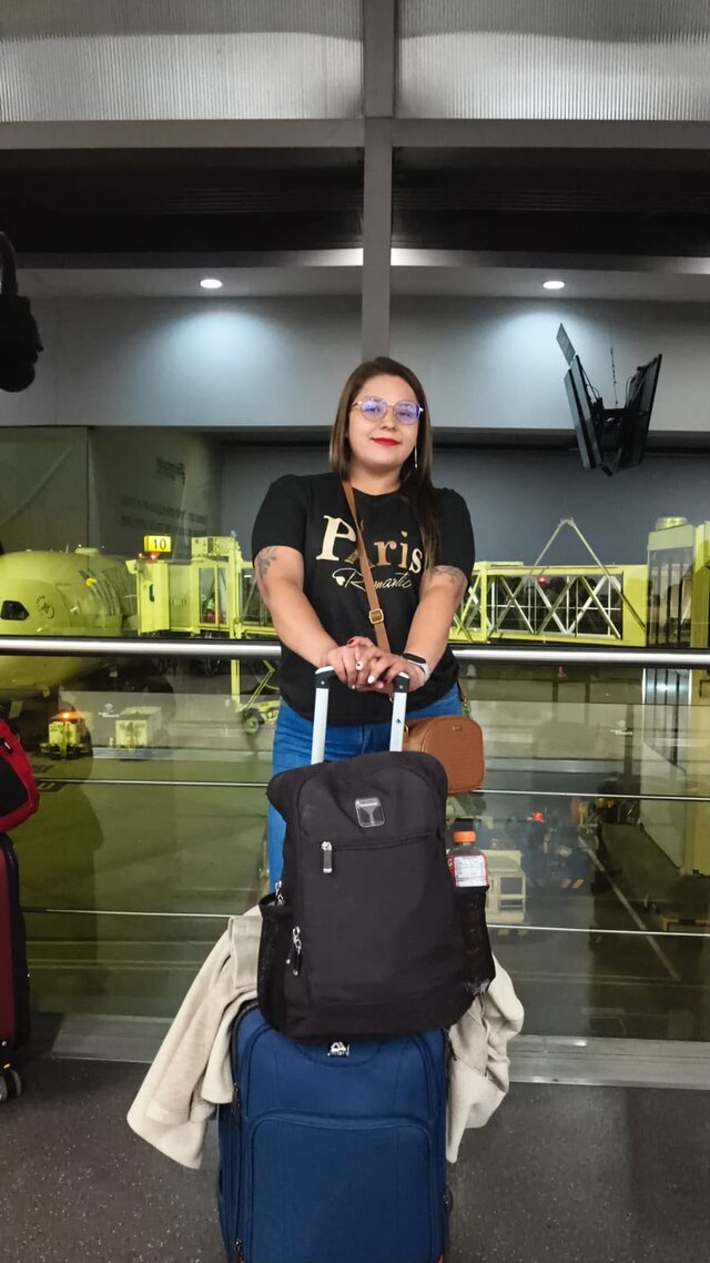 Clienta de Turisto Colombia en el aeropuerto rumbo a Europa