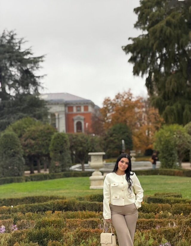 Clienta de Turisto Colombia en un jardín de Madrid