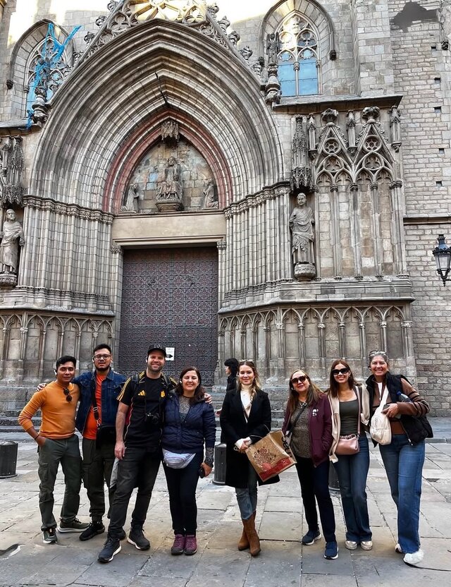 Grupo de clientes de Turisto Colombia frente a la Catedral de Barcelona
