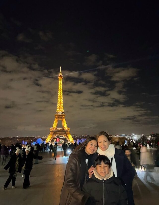 Familia de clientes de Turisto Colombia frente a la Torre Eiffel