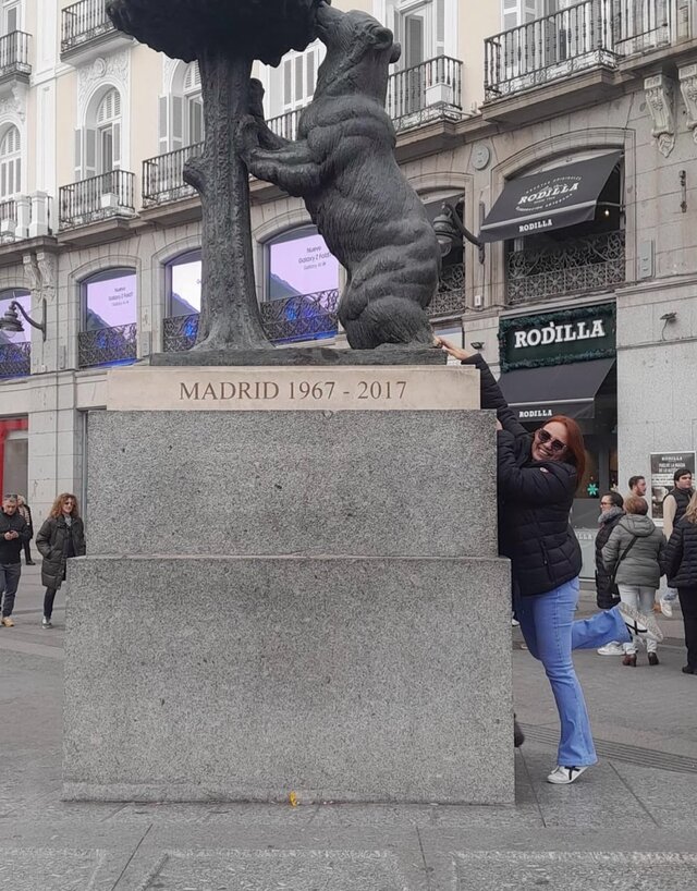 Clienta de Turisto Colombia en la estatua del oso y el madroño, Madrid
