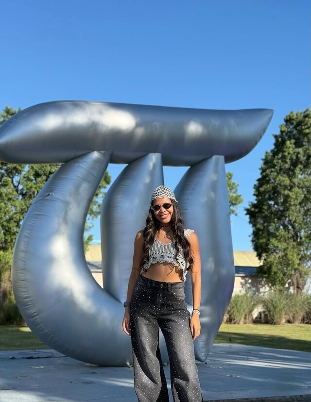 Clienta de Turisto Colombia junto a una escultura