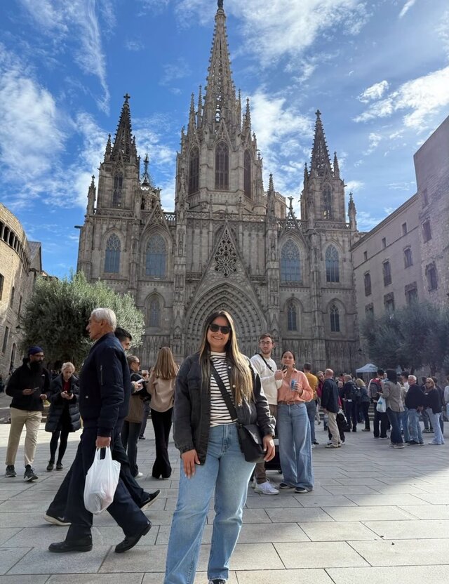 Clienta de Turisto Colombia frente a la Catedral de Barcelona